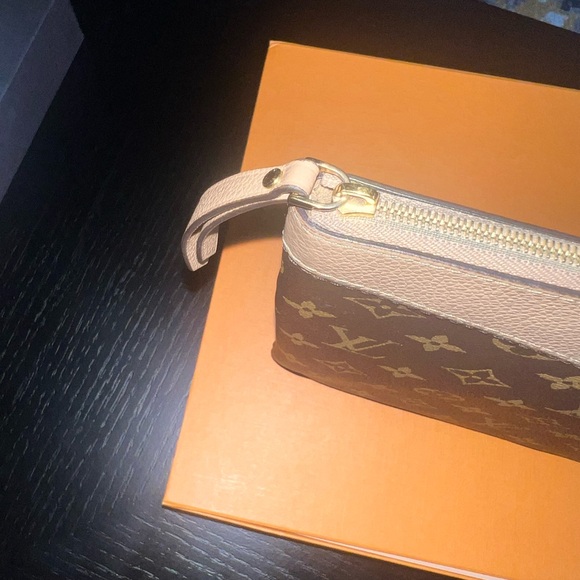 Authentic Louis Vuitton Daily Pouch - Picture 8 of 9